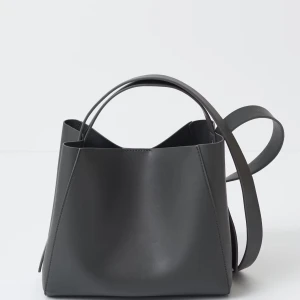 pu midi bag gina tricot - Fin handväska från Gina Tricot i grå. Finns ett långt och ett kort band att bära den i. Finns även en inner ficka 