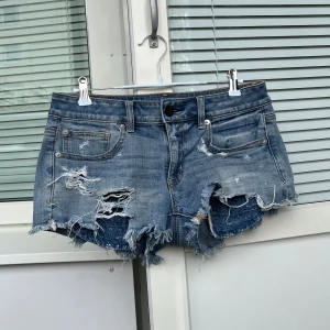 Lowrise Jeansshorts - Snygga ”shortie” jeansshorts från AE, de är i bra skick inga defekter! 38,5cm rakt över midjan, 19,5cm grenhöjd och 22cm långa mätt på sidan!💓