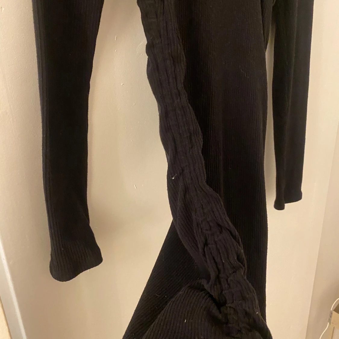 Svart ribbad långärmad klänning H&M - 2