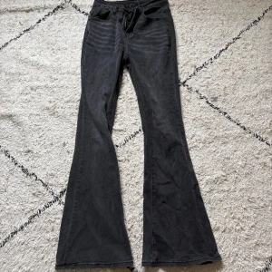 Svarta bootcut jeans från SHEIN XS - Svarta bootcut jeans från SHEIN i storlek XS. Byxorna har klassisk femficksdesign, hög midja och vida ben med snygg utsvängning. Tillverkade i bomullsblandning med lite stretch för skön passform. Perfekta till sneakers eller boots.