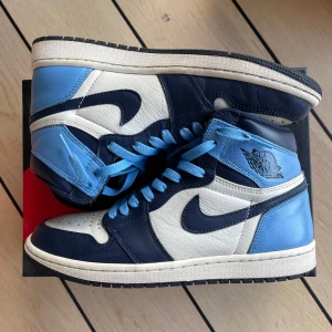 Air Jordan 1 high Obsidian  - Tja, säljer dessa Air Jordan 1 High Obsidian — Väldigt fint skick 8,5/10. Säljer för 1800kr men kom med bud! OG box, snören och kvitto finns! 