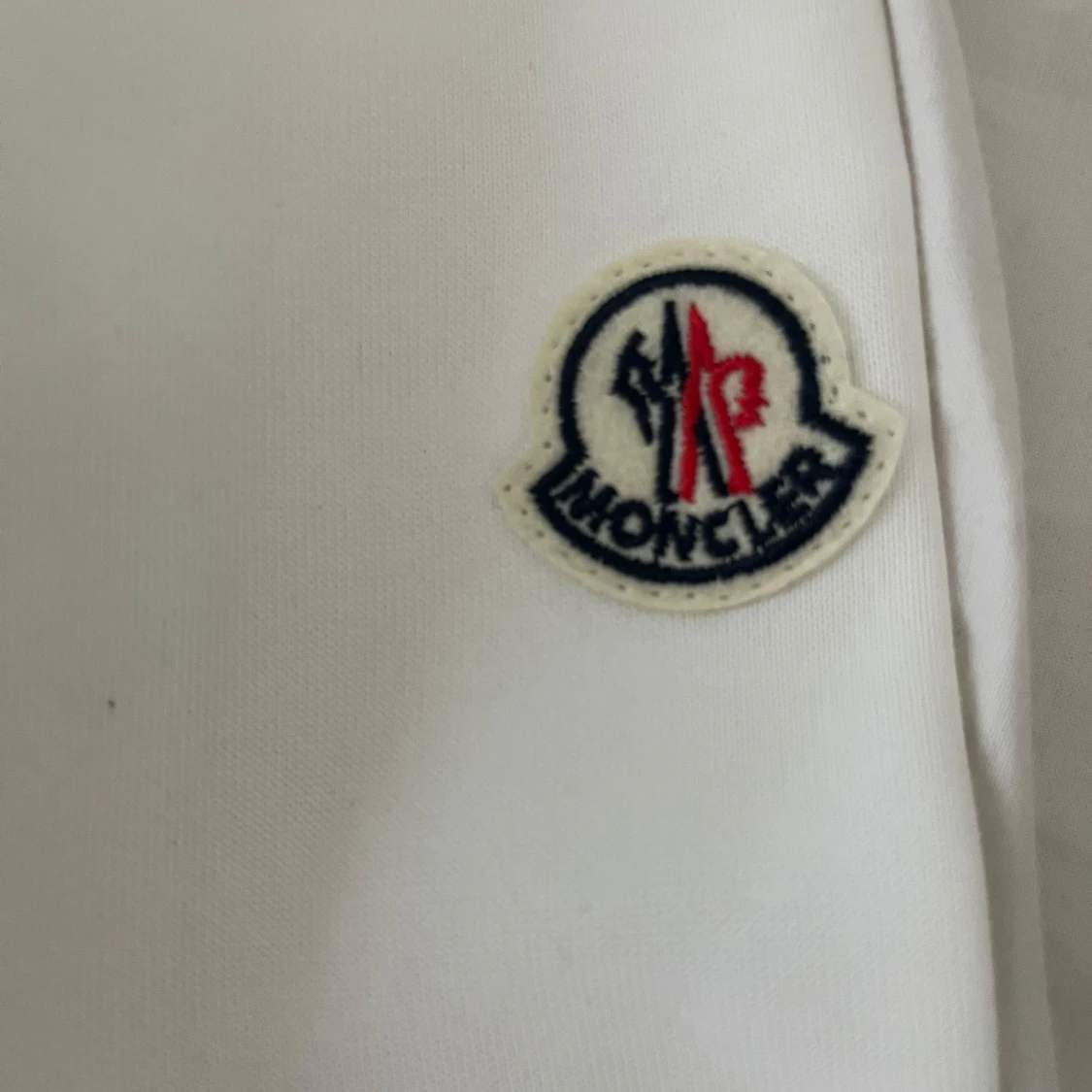 Vit sweatshirt från Moncler med blå logga - 1