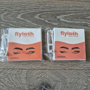 FlyLash lösögonfransar 2 paket - Två förpackningar FlyLash lösögonfransar i stil 24P och KS02. Oöppnade. Inkluderar applikator i plast.