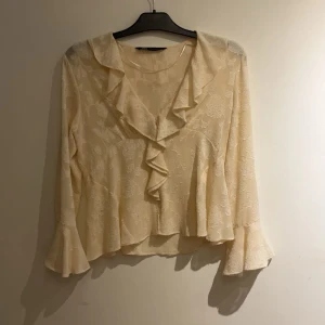 Krämvit volangblus från Zara XS - Supersöt krämvit blus från Zara med volang💕Tunn och luftig, perfekt för sommar!! XS men passar S❤️