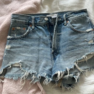 Blå slitna jeansshorts med fransar - Använda men inge defekter❤️