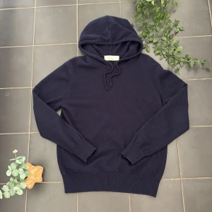 Cashmir hoodie från Sayless  - Säljer min nya cashmir hoodie från Sayless | färg marinblå | strlk XXS 150-160 | Tröjan är använd ex antal ggr Inga tecken på användning | pris ej hugget i sten vid snabb affär!| hör av dig vid minsta fråga!