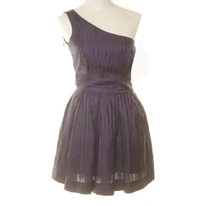 Mörkblå one shoulder klänning från Mango - Snygg mörkblå kortklänning med plisserad kjol och trendig one shoulder-design. Klänningen har ett lätt glansigt tyg och markerad midja som ger en fin siluett. Perfekt för dig som vill sticka ut med en elegant och modern look.