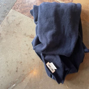 Mörkblå kashmir halsduk från Soft Goat - Mysig mörkblå kashmir halsduk från Soft Goat. Halsduken är stor, lång och stilren med lyxig känsla. Passar till allt och är supermjuk mot huden. Nypris ligger på cirka 2300kr och jag har knappt använd den😊