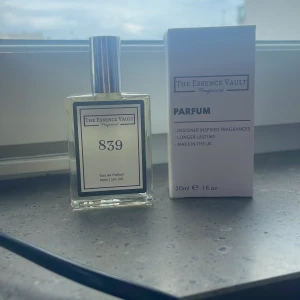 The Essence Vault 839 Parfym 30ml - Parfymflaska från The Essence Vault, modell 839. Flaskan är sprillans ny och är helt oanvänd så är exakt som att köpa en ny ifrån butik. Den kostar 187kr ny pris  och jag säljer för 120kr så du sparar alltså 67kr.