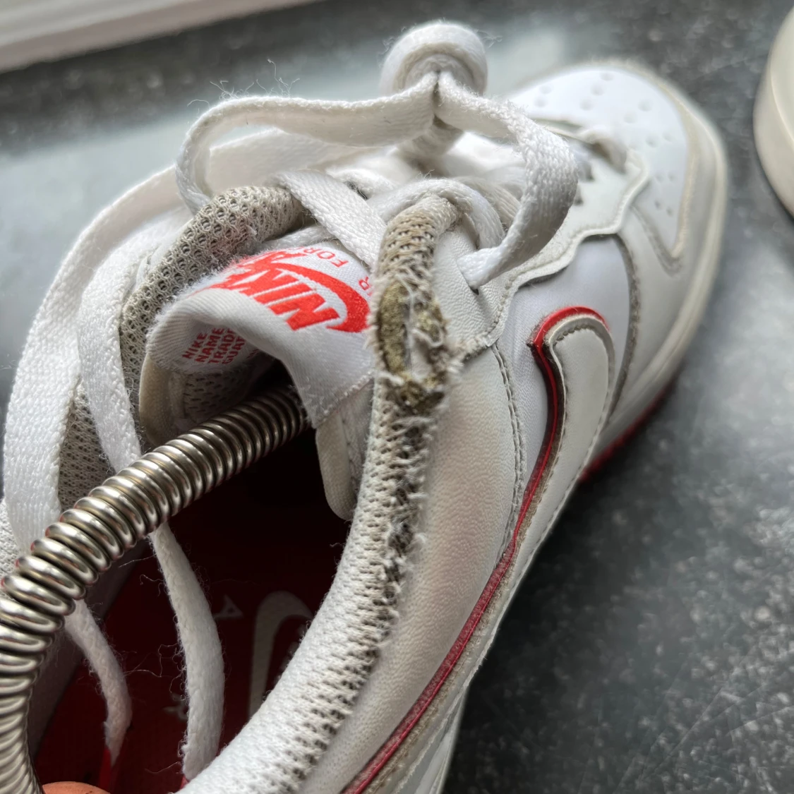 Nike Air Force 1 vita med röd sula - 4