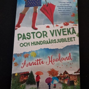 Pastor Viveka och hundraårsjubileet - Följ pastor Viveka i Enskede när hon jonglerar julmarknad, tonårsdotter, existentiella funderingar och ett mystiskt mord. En charmig och humoristisk berättelse om vardagsliv, relationer och spänning i en idyllisk Stockholmsförort.