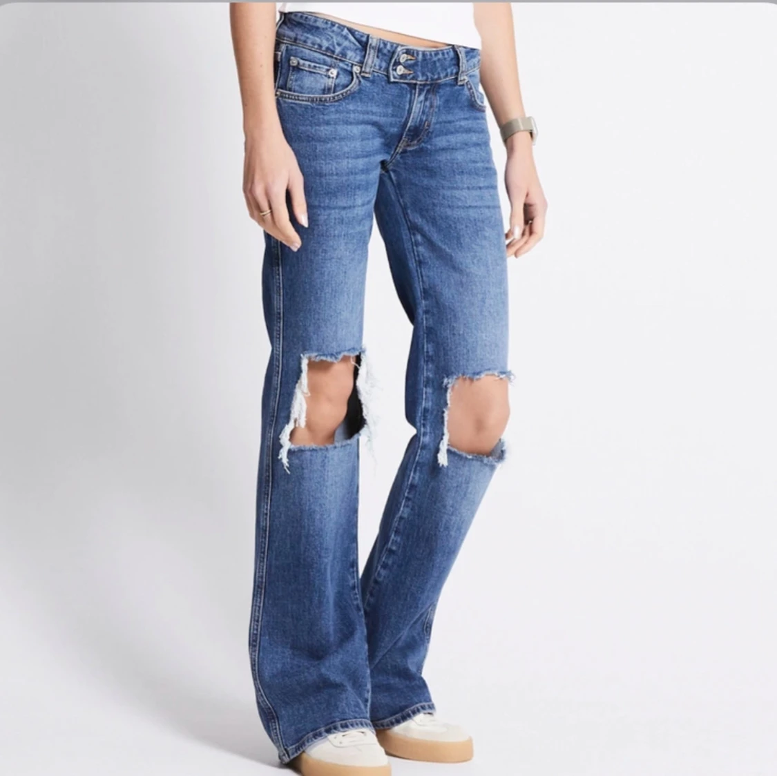 Blå bootcut jeans med slitna knän XS - 3