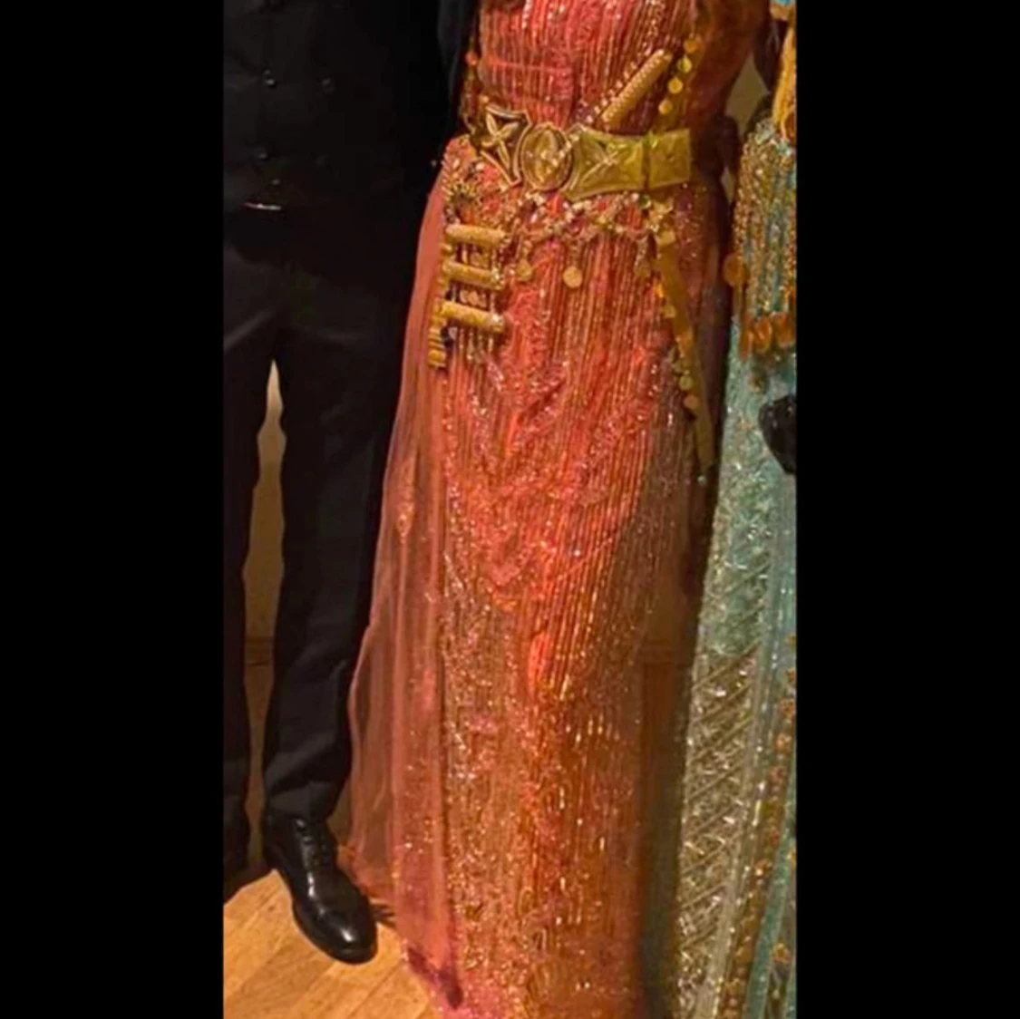 Glittrig rosa kurdisk klänning med guldiga detaljer - 2