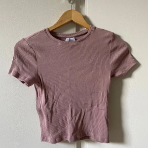Ribbad Croppad T-shirt  - Fint skick, vecken är endast pga då den varit vikt.
