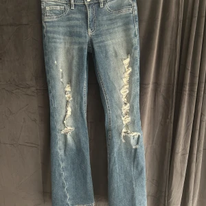 Ljusblå jeans från Gina Tricot - Jag säljer jättefina jeans ifrån Gina tricot. Jeansen är knappt använda💕