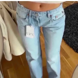 Ljusblå raka jeans från Zara - Säljer ett par ljusblå jeans från Zara med raka ben. Jeansen har mid/low midja. Dessa har varit mina favorit jeans länge men har tyvärr blivit för små:(. Fint skick! Storlek 32