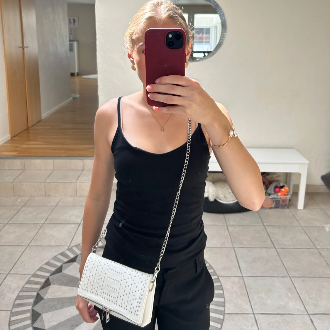 Vit axelväska med nitar och kedja - 2