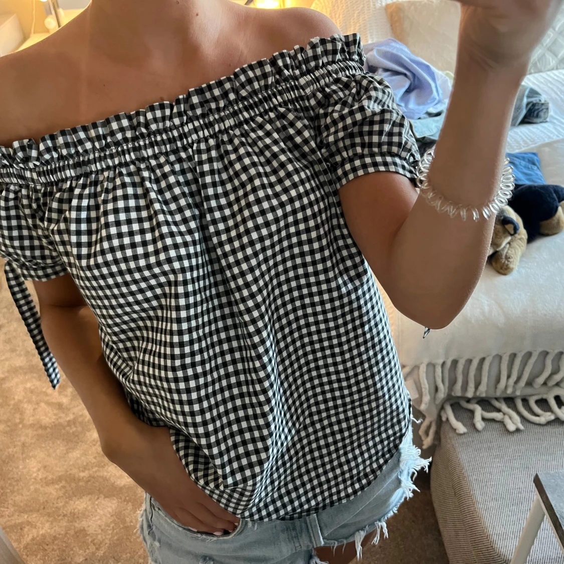 Offshoulder rutig topp med knyt - 1