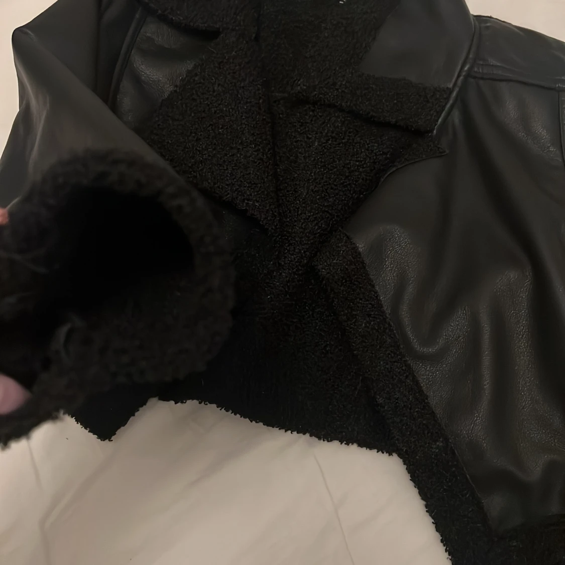 Svart teddyjacka i skinnimitation - 1