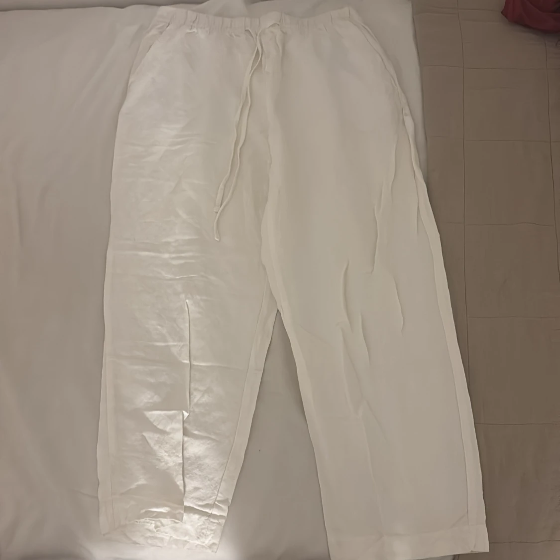 Vita linnebyxor med snörning