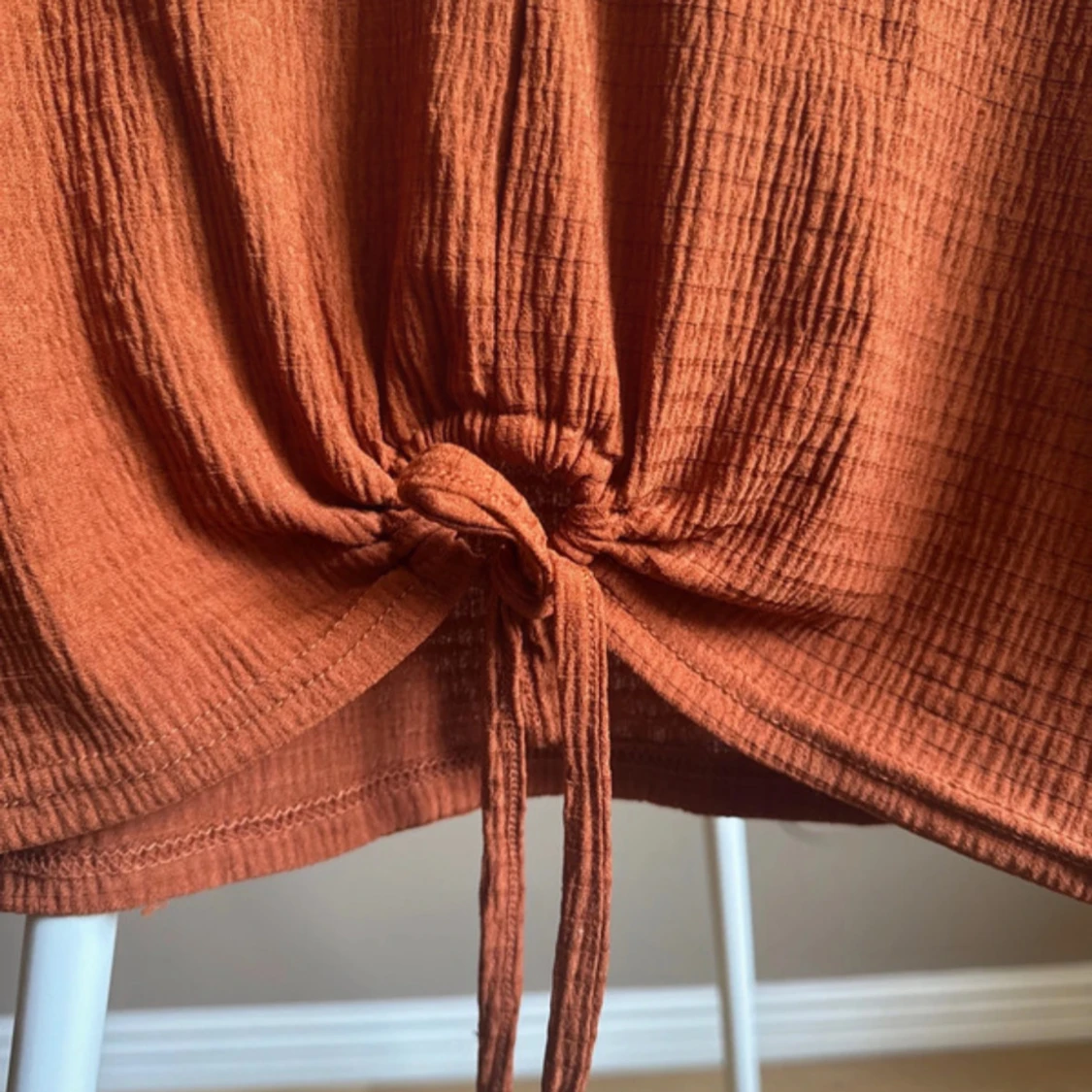 Rostfärgad kortärmad topp med knyt - 1