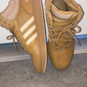 Adidas skor  - Adidas skor som inte används längre storlek 45