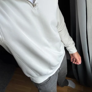Vit half zip sweatshirt från Zara - Säljer en stilren vit sweatshirt från Zara med half zip. Väl omhändertagen!
