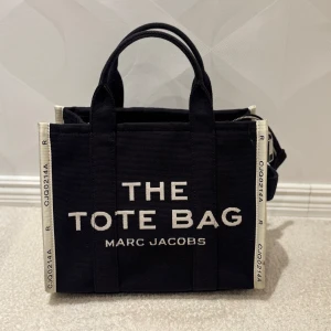 Svart tote bag från Marc Jacobs - Marc Jacobs väska, avtagbar axelrem följer med. Använd maximalt 5 gånger