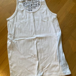 Vit linnetopp från Jack & Jones  - Står XL men ser ut som M