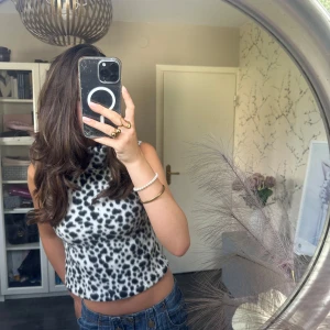 Mönstrad topp - Säljer denna jättesöta topp med krage! Skriv privat vid frågor💕 Stl xs-s