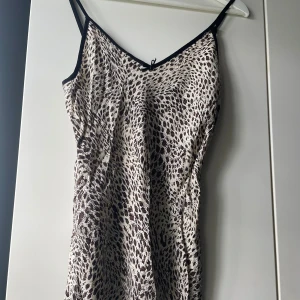 Leopardmönstrad kortklänning💛 - Säljer en snygg kortklänning med leopardmönster🩷aldrig använd⭐️perfekt till sommaren🌸