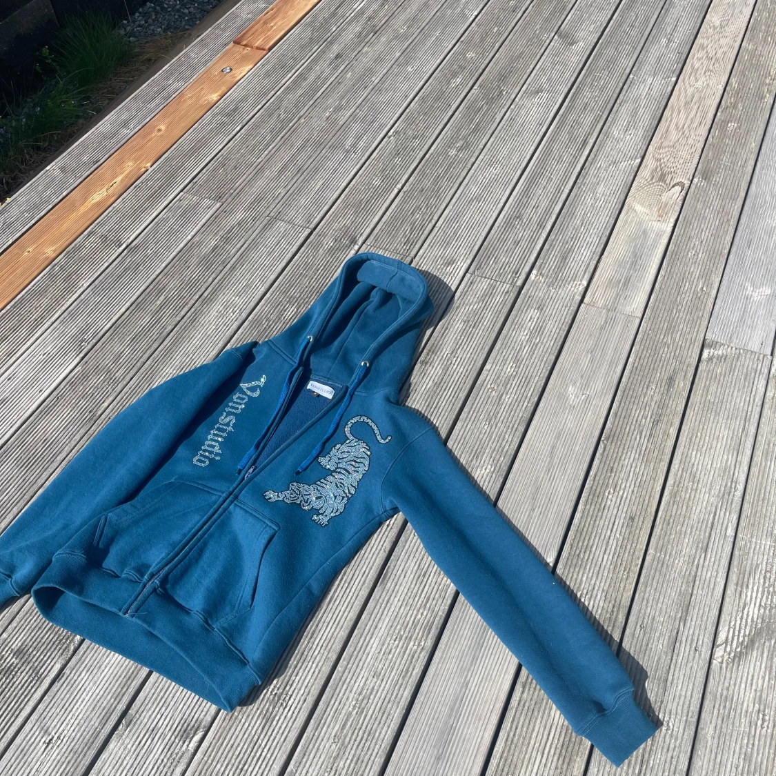 Blå hoodie med strasstiger från Vonstudio - 4