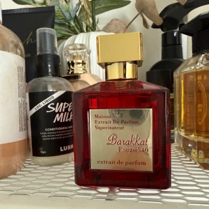 Fragrance World Barakkat Rouge 540 Extrait - Parfym från Fragrance World Barakkat Rouge 540 Extrait de parfum. Använd ett fåtal gånger bara. Den har doftnoter av saffran. Den påminner mig om Maison Francis Kurkdjian Baccarat Rouge 540 Extrait de parfum.
