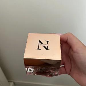 Builder gel- ”Baby Boomer” - Säljer mitt builder gel i färgen ”Baby boomer” från nagelexperten. Viskositeten på geleét är högt men självutlämnande. Har endast använt den 2 gånger, säljer pga att den är för rosa för mig.