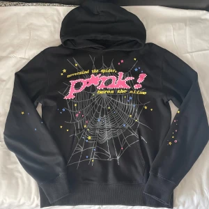 Sp5der hoodie  - Svart och rosa Sp5der hoodie som är varm och tjock i 100% bomull. Vanlig passform 