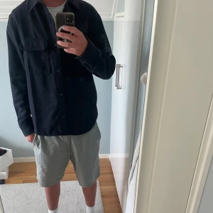 Overshirt - Overshirten är endast använd en/två gånger! Säljer en marinblå overshirt från H&M i storlek L. Skjortan har klassisk krage, två bröstfickor. Materialet känns mjukt och lite tjockare, perfekt när det är lite kyligare! Enkel och stilren design som funkar till det mesta. Skriv gärna vid frågor och priset kan diskuteras! ✌️