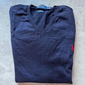 Ralph Lauren tröja  - Säljer en snygg Ralph Lauren tröja i 100% merino ull, som gör tröjan i topp kvalité. Den är i storlek M. Hör av er vid minsta fundering🙌😊