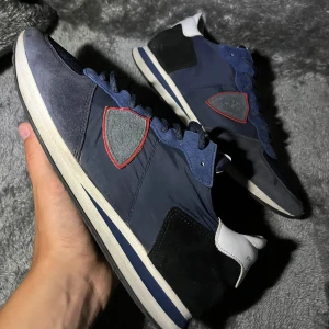 Blå sneakers från Philippe Model - Snygga Mörkblåa Philippe model trainers, använda några ggr men i mycket bra skick, bara höra av sig vid frågor, inget og tillkommer!❗️