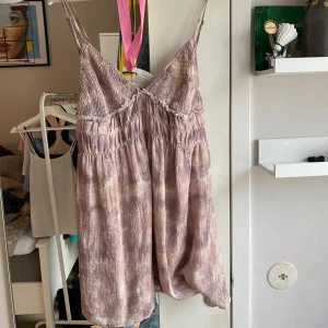 Klänning - Rosa lila klänning. Använd några gånger men i fint skick . Köpt på plick för 100 kr.