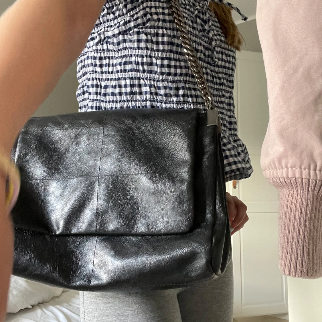 Svart axelväska med kedjerem - 1