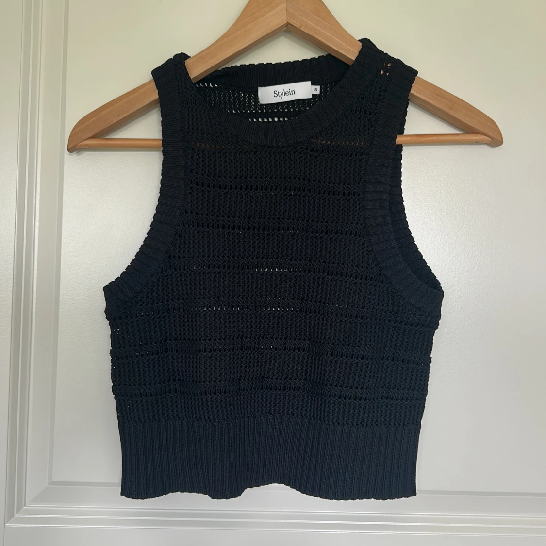 Svart stickad väst från Stylein - 2