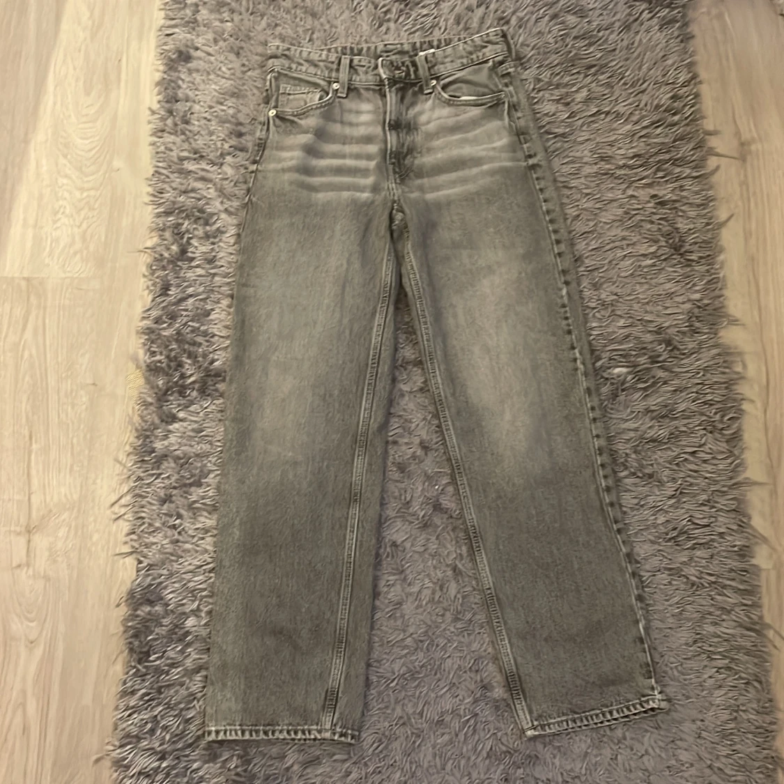 Grå baggy jeans från &Denim, strl 34