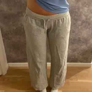 Grå mjukisbyxor - Supersköna grå mjukisbyxor med resår i midjan och snörning framtill. Byxorna har raka ben och är tillverkade i mjukt bomullsmaterial. Säljer pågrund av att dom är för korta för mej, är 1,69💕Nypris 399.