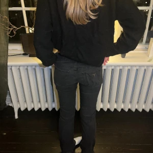 guess jeans - Säljer ett par jeans pga inte så mycket användning, jätte fina och passar till mycket! dom är lite stora på mig ❣️ har köpt dessa på plick innan och känner att jag vill ge dem en chans att hitta en ny ägare 🙌