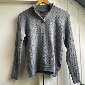 Stenströms 100% Merino Kabelstickad Half Zip - Tröja från Stenströms i 100% merinoull | Storlek M, men sitter som S/XS | Skick: 9,8/10⭐️| NYPRIS: 1999kr | Perfekt tröja inför hösten & skolan 🏫🍁