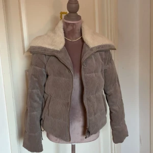 Beige manchester pufferjacka med fuskpäls - Säljer min jacka med päls från new yorker som inte kommer till användning längre