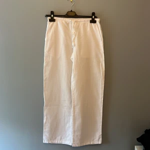 Vita linnebyxor från Gina Tricot i storlek 146-152💕 - Snygga och luftiga vita linnebyxor från Gina Tricot med rak passform och resår i midjan samt snörning framtill. Perfekta för varma dagar när de är skönt att ha på sig.💕