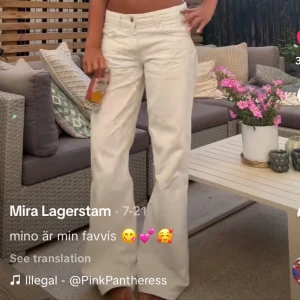 Lågmidjade zara jeans - Säljer ett par fräscha vita jeans med låg midja och wide fit. De är helt nya!🥰