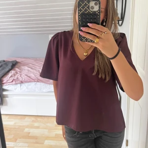 Vinröd blus från NeoNoir - ASSNYGG blus från Neonoir som är stilren och ger en känsla av lyx! Knappt använd och passar till allt! Hör av er vid frågor💕köpt för ca 600 kr.