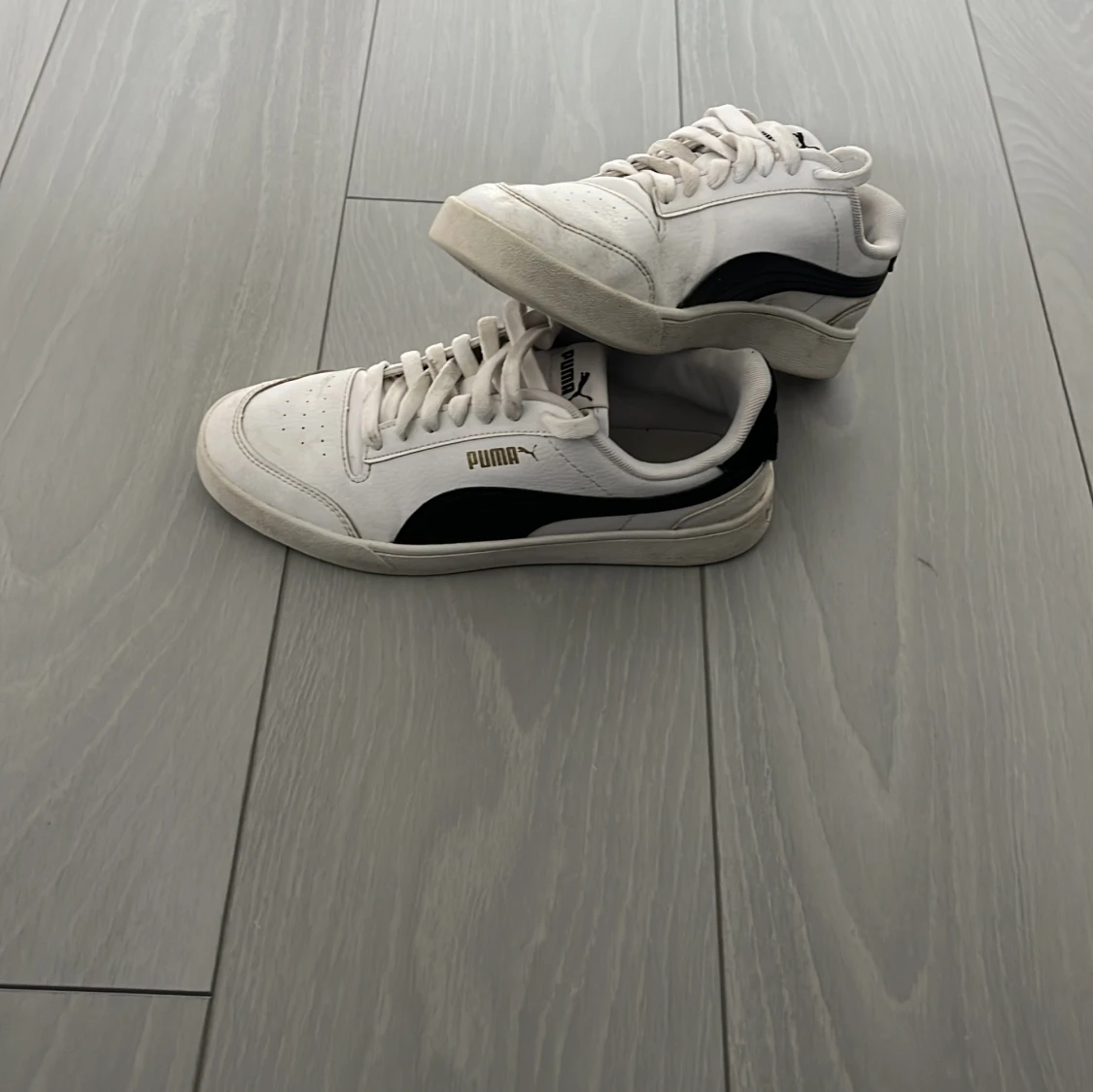 Vita Puma sneakers med svart detalj - 1